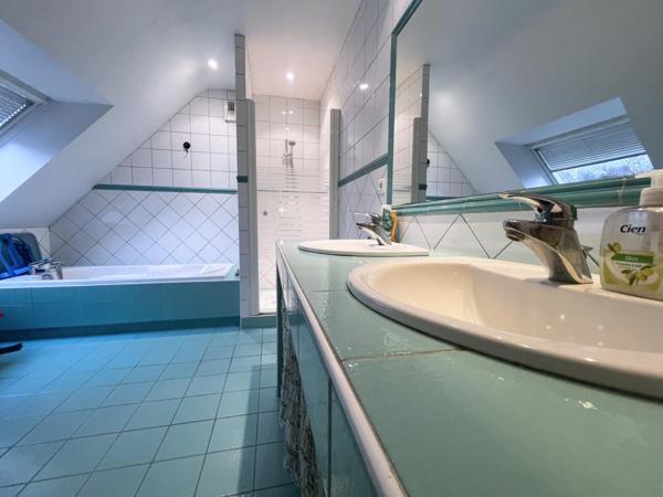 Maison de famille située à quimper avec sous sol et garage