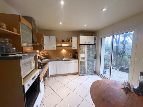 Maison de famille située à quimper avec sous sol et garage