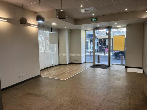 Vente                                                      Local commercial
                        
                     3 pièces                      77 m2                     à Aubagne