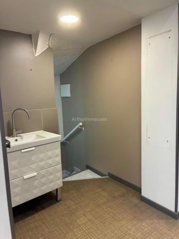 Vente                                                      Local commercial
                        
                     3 pièces                      77 m2                     à Aubagne