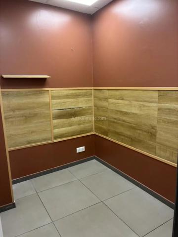 Vente                                                      Local commercial
                        
                     3 pièces                      77 m2                     à Aubagne