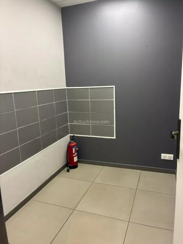 Vente                                                      Local commercial
                        
                     3 pièces                      77 m2                     à Aubagne