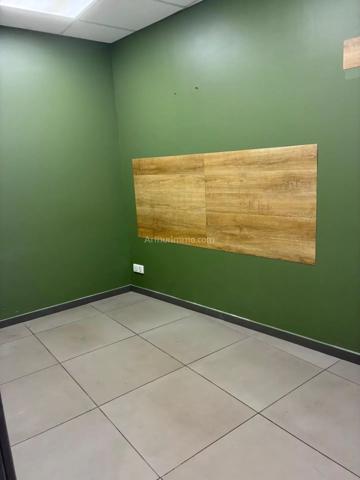 Vente                                                      Local commercial
                        
                     3 pièces                      77 m2                     à Aubagne