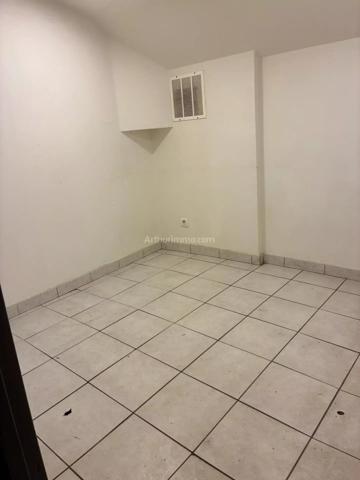 Vente                                                      Local commercial
                        
                     3 pièces                      77 m2                     à Aubagne