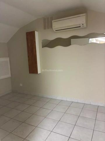 Vente                                                      Local commercial
                        
                     3 pièces                      77 m2                     à Aubagne