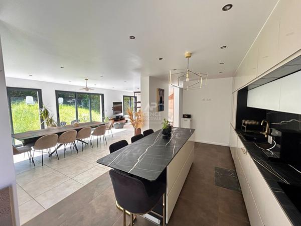 Maison Poissy 180 m2 en bordure de forêt de Saint Germain en Laye €749 000 ** - Référence 9191