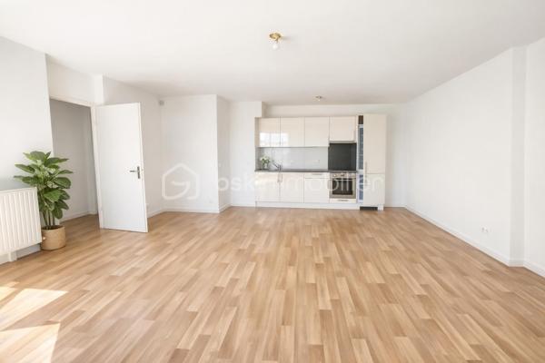 Dans une copropriété de 2016, parfaitement entretenue, avec digicode, interphone, ascenseur, jardin privé partagé à la résidence, parking privatif, ascenseur 
Un appartement en parfait état équipé d'une porte blindée et d'une alarme, sans aucune perte de place comprenant :
un séjour calme et lumineux donnant sur un balcon  avec cuisine ouverte aménagée et équipée, pouvant être fermée sans gros travaux, 4 chambres, l'une avec sa salle d'eau privative, la seconde avec un balcon, la 3ème une  chambre simple, la 4ème chambre avec placards de rangements, un dégagement avec rangements, wc indépendants, une salle de bains avec lave linge.
Idéal investissement locatif : rentabilité exceptionnelle environ 7 % net avant impots, idéal famille.
Les aménagements sont réalisés en home staging pour une suggestion d'aménagement Par Corinne Duboscq, seul la cuisine, le dégagement son aménagés et équipés et la salle de bains avec le lave linge.