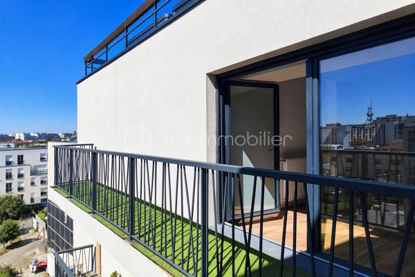 Dans une copropriété de 2016, parfaitement entretenue, avec digicode, interphone, ascenseur, jardin privé partagé à la résidence, parking privatif, ascenseur 
Un appartement en parfait état équipé d'une porte blindée et d'une alarme, sans aucune perte de place comprenant :
un séjour calme et lumineux donnant sur un balcon  avec cuisine ouverte aménagée et équipée, pouvant être fermée sans gros travaux, 4 chambres, l'une avec sa salle d'eau privative, la seconde avec un balcon, la 3ème une  chambre simple, la 4ème chambre avec placards de rangements, un dégagement avec rangements, wc indépendants, une salle de bains avec lave linge.
Idéal investissement locatif : rentabilité exceptionnelle environ 7 % net avant impots, idéal famille.
Les aménagements sont réalisés en home staging pour une suggestion d'aménagement Par Corinne Duboscq, seul la cuisine, le dégagement son aménagés et équipés et la salle de bains avec le lave linge.