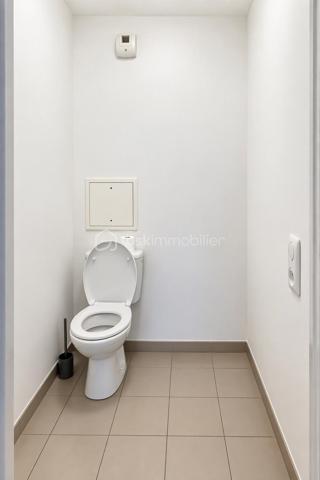 Dans une copropriété de 2016, parfaitement entretenue, avec digicode, interphone, ascenseur, jardin privé partagé à la résidence, parking privatif, ascenseur 
Un appartement en parfait état équipé d'une porte blindée et d'une alarme, sans aucune perte de place comprenant :
un séjour calme et lumineux donnant sur un balcon  avec cuisine ouverte aménagée et équipée, pouvant être fermée sans gros travaux, 4 chambres, l'une avec sa salle d'eau privative, la seconde avec un balcon, la 3ème une  chambre simple, la 4ème chambre avec placards de rangements, un dégagement avec rangements, wc indépendants, une salle de bains avec lave linge.
Idéal investissement locatif : rentabilité exceptionnelle environ 7 % net avant impots, idéal famille.
Les aménagements sont réalisés en home staging pour une suggestion d'aménagement Par Corinne Duboscq, seul la cuisine, le dégagement son aménagés et équipés et la salle de bains avec le lave linge.