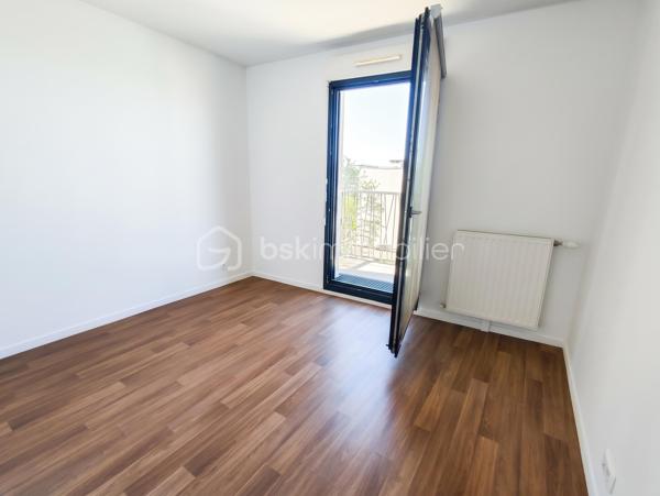 Dans une copropriété de 2016, parfaitement entretenue, avec digicode, interphone, ascenseur, jardin privé partagé à la résidence, parking privatif, ascenseur 
Un appartement en parfait état équipé d'une porte blindée et d'une alarme, sans aucune perte de place comprenant :
un séjour calme et lumineux donnant sur un balcon  avec cuisine ouverte aménagée et équipée, pouvant être fermée sans gros travaux, 4 chambres, l'une avec sa salle d'eau privative, la seconde avec un balcon, la 3ème une  chambre simple, la 4ème chambre avec placards de rangements, un dégagement avec rangements, wc indépendants, une salle de bains avec lave linge.
Idéal investissement locatif : rentabilité exceptionnelle environ 7 % net avant impots, idéal famille.
Les aménagements sont réalisés en home staging pour une suggestion d'aménagement Par Corinne Duboscq, seul la cuisine, le dégagement son aménagés et équipés et la salle de bains avec le lave linge.