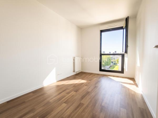 Dans une copropriété de 2016, parfaitement entretenue, avec digicode, interphone, ascenseur, jardin privé partagé à la résidence, parking privatif, ascenseur 
Un appartement en parfait état équipé d'une porte blindée et d'une alarme, sans aucune perte de place comprenant :
un séjour calme et lumineux donnant sur un balcon  avec cuisine ouverte aménagée et équipée, pouvant être fermée sans gros travaux, 4 chambres, l'une avec sa salle d'eau privative, la seconde avec un balcon, la 3ème une  chambre simple, la 4ème chambre avec placards de rangements, un dégagement avec rangements, wc indépendants, une salle de bains avec lave linge.
Idéal investissement locatif : rentabilité exceptionnelle environ 7 % net avant impots, idéal famille.
Les aménagements sont réalisés en home staging pour une suggestion d'aménagement Par Corinne Duboscq, seul la cuisine, le dégagement son aménagés et équipés et la salle de bains avec le lave linge.