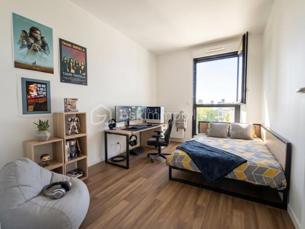 Dans une copropriété de 2016, parfaitement entretenue, avec digicode, interphone, ascenseur, jardin privé partagé à la résidence, parking privatif, ascenseur 
Un appartement en parfait état équipé d'une porte blindée et d'une alarme, sans aucune perte de place comprenant :
un séjour calme et lumineux donnant sur un balcon  avec cuisine ouverte aménagée et équipée, pouvant être fermée sans gros travaux, 4 chambres, l'une avec sa salle d'eau privative, la seconde avec un balcon, la 3ème une  chambre simple, la 4ème chambre avec placards de rangements, un dégagement avec rangements, wc indépendants, une salle de bains avec lave linge.
Idéal investissement locatif : rentabilité exceptionnelle environ 7 % net avant impots, idéal famille.
Les aménagements sont réalisés en home staging pour une suggestion d'aménagement Par Corinne Duboscq, seul la cuisine, le dégagement son aménagés et équipés et la salle de bains avec le lave linge.