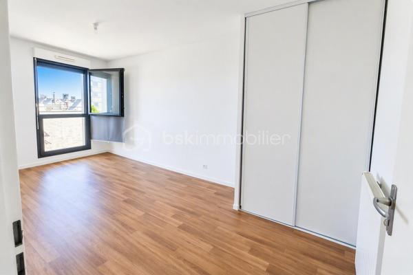 Dans une copropriété de 2016, parfaitement entretenue, avec digicode, interphone, ascenseur, jardin privé partagé à la résidence, parking privatif, ascenseur 
Un appartement en parfait état équipé d'une porte blindée et d'une alarme, sans aucune perte de place comprenant :
un séjour calme et lumineux donnant sur un balcon  avec cuisine ouverte aménagée et équipée, pouvant être fermée sans gros travaux, 4 chambres, l'une avec sa salle d'eau privative, la seconde avec un balcon, la 3ème une  chambre simple, la 4ème chambre avec placards de rangements, un dégagement avec rangements, wc indépendants, une salle de bains avec lave linge.
Idéal investissement locatif : rentabilité exceptionnelle environ 7 % net avant impots, idéal famille.
Les aménagements sont réalisés en home staging pour une suggestion d'aménagement Par Corinne Duboscq, seul la cuisine, le dégagement son aménagés et équipés et la salle de bains avec le lave linge.