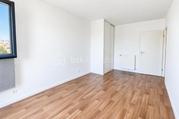 Dans une copropriété de 2016, parfaitement entretenue, avec digicode, interphone, ascenseur, jardin privé partagé à la résidence, parking privatif, ascenseur 
Un appartement en parfait état équipé d'une porte blindée et d'une alarme, sans aucune perte de place comprenant :
un séjour calme et lumineux donnant sur un balcon  avec cuisine ouverte aménagée et équipée, pouvant être fermée sans gros travaux, 4 chambres, l'une avec sa salle d'eau privative, la seconde avec un balcon, la 3ème une  chambre simple, la 4ème chambre avec placards de rangements, un dégagement avec rangements, wc indépendants, une salle de bains avec lave linge.
Idéal investissement locatif : rentabilité exceptionnelle environ 7 % net avant impots, idéal famille.
Les aménagements sont réalisés en home staging pour une suggestion d'aménagement Par Corinne Duboscq, seul la cuisine, le dégagement son aménagés et équipés et la salle de bains avec le lave linge.