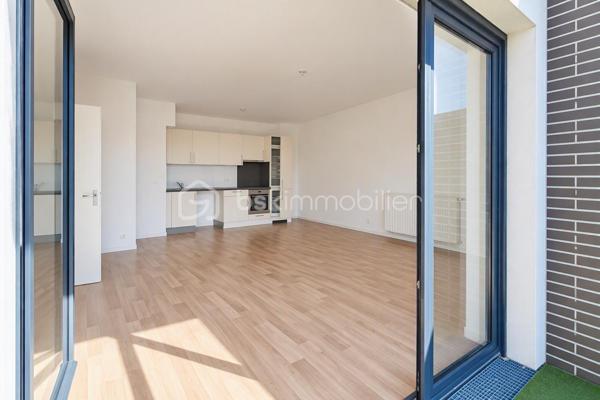 Dans une copropriété de 2016, parfaitement entretenue, avec digicode, interphone, ascenseur, jardin privé partagé à la résidence, parking privatif, ascenseur 
Un appartement en parfait état équipé d'une porte blindée et d'une alarme, sans aucune perte de place comprenant :
un séjour calme et lumineux donnant sur un balcon  avec cuisine ouverte aménagée et équipée, pouvant être fermée sans gros travaux, 4 chambres, l'une avec sa salle d'eau privative, la seconde avec un balcon, la 3ème une  chambre simple, la 4ème chambre avec placards de rangements, un dégagement avec rangements, wc indépendants, une salle de bains avec lave linge.
Idéal investissement locatif : rentabilité exceptionnelle environ 7 % net avant impots, idéal famille.
Les aménagements sont réalisés en home staging pour une suggestion d'aménagement Par Corinne Duboscq, seul la cuisine, le dégagement son aménagés et équipés et la salle de bains avec le lave linge.