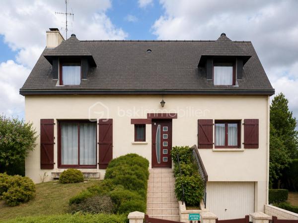 VALÉRIE CAPLOT, Votre Alliée Locale en IMMObilier, vous présente en EXCLUSIVITÉ :
À Acigné, découvrez cette maison de 108 m² particulièrement pratique pour toute la famille.

📍Écoles maternelle et primaire à seulement 250 m, bus à quelques pas avec liaison vers Cesson-Sévigné, Atalante et Beaulieu, commerces, équipements de loisirs et bords de Vilaine à proximité : ici, le quotidien s’organise facilement, tout en gardant la nature à portée de main. 
Un emplacement qui favorise aussi l’autonomie des enfants au fil des années.

Au rez-de-chaussée : séjour lumineux avec insert bois, cuisine indépendante, chambre permettant une vie de plain-pied, salle de bains et WC séparés.
À l’étage : trois chambres dont une une chambre d’enfant de 9.85 m² au sol. Ce niveau est complété par une pièce supplémentaire de 7,56 m² au sol actuellement utilisé comme rangement-buanderie mais elle pourrait devenir un bureau ou une chambre d'amis. Située au-dessus de la salle de bains du rez-de-chaussée, elle laisse également envisager la création d’une seconde pièce d’eau.
Au sous-sol : plus de 72 m² avec garage, atelier, buanderie et rangements.
À l’extérieur : une grande terrasse carrelée et un jardin facile d’entretien, sur un terrain de 393 m².

Les menuiseries, la porte d’entrée et les volets roulants motorisés ont été remplacés en 2017.
La fibre est installée : un véritable atout pour télétravailler, regarder vos programmes préférés ou profiter pleinement de vos jeux vidéo.

Une maison fonctionnelle et évolutive, où l’on profite à la fois des écoles à pied, des déplacements facilités vers la métropole rennaise et des balades au bord de la Vilaine.

Une question ou l’envie de programmer une visite ? Contactez-moi directement pour venir la découvrir.