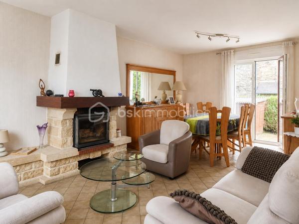 VALÉRIE CAPLOT, Votre Alliée Locale en IMMObilier, vous présente en EXCLUSIVITÉ :
À Acigné, découvrez cette maison de 108 m² particulièrement pratique pour toute la famille.

📍Écoles maternelle et primaire à seulement 250 m, bus à quelques pas avec liaison vers Cesson-Sévigné, Atalante et Beaulieu, commerces, équipements de loisirs et bords de Vilaine à proximité : ici, le quotidien s’organise facilement, tout en gardant la nature à portée de main. 
Un emplacement qui favorise aussi l’autonomie des enfants au fil des années.

Au rez-de-chaussée : séjour lumineux avec insert bois, cuisine indépendante, chambre permettant une vie de plain-pied, salle de bains et WC séparés.
À l’étage : trois chambres dont une une chambre d’enfant de 9.85 m² au sol. Ce niveau est complété par une pièce supplémentaire de 7,56 m² au sol actuellement utilisé comme rangement-buanderie mais elle pourrait devenir un bureau ou une chambre d'amis. Située au-dessus de la salle de bains du rez-de-chaussée, elle laisse également envisager la création d’une seconde pièce d’eau.
Au sous-sol : plus de 72 m² avec garage, atelier, buanderie et rangements.
À l’extérieur : une grande terrasse carrelée et un jardin facile d’entretien, sur un terrain de 393 m².

Les menuiseries, la porte d’entrée et les volets roulants motorisés ont été remplacés en 2017.
La fibre est installée : un véritable atout pour télétravailler, regarder vos programmes préférés ou profiter pleinement de vos jeux vidéo.

Une maison fonctionnelle et évolutive, où l’on profite à la fois des écoles à pied, des déplacements facilités vers la métropole rennaise et des balades au bord de la Vilaine.

Une question ou l’envie de programmer une visite ? Contactez-moi directement pour venir la découvrir.