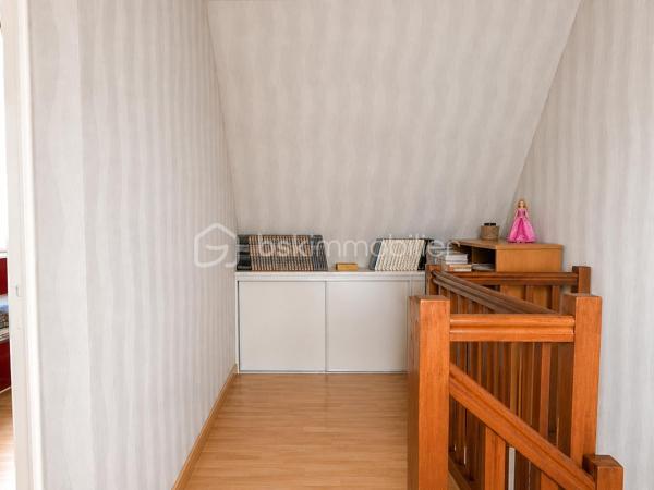 VALÉRIE CAPLOT, Votre Alliée Locale en IMMObilier, vous présente en EXCLUSIVITÉ :
À Acigné, découvrez cette maison de 108 m² particulièrement pratique pour toute la famille.

📍Écoles maternelle et primaire à seulement 250 m, bus à quelques pas avec liaison vers Cesson-Sévigné, Atalante et Beaulieu, commerces, équipements de loisirs et bords de Vilaine à proximité : ici, le quotidien s’organise facilement, tout en gardant la nature à portée de main. 
Un emplacement qui favorise aussi l’autonomie des enfants au fil des années.

Au rez-de-chaussée : séjour lumineux avec insert bois, cuisine indépendante, chambre permettant une vie de plain-pied, salle de bains et WC séparés.
À l’étage : trois chambres dont une une chambre d’enfant de 9.85 m² au sol. Ce niveau est complété par une pièce supplémentaire de 7,56 m² au sol actuellement utilisé comme rangement-buanderie mais elle pourrait devenir un bureau ou une chambre d'amis. Située au-dessus de la salle de bains du rez-de-chaussée, elle laisse également envisager la création d’une seconde pièce d’eau.
Au sous-sol : plus de 72 m² avec garage, atelier, buanderie et rangements.
À l’extérieur : une grande terrasse carrelée et un jardin facile d’entretien, sur un terrain de 393 m².

Les menuiseries, la porte d’entrée et les volets roulants motorisés ont été remplacés en 2017.
La fibre est installée : un véritable atout pour télétravailler, regarder vos programmes préférés ou profiter pleinement de vos jeux vidéo.

Une maison fonctionnelle et évolutive, où l’on profite à la fois des écoles à pied, des déplacements facilités vers la métropole rennaise et des balades au bord de la Vilaine.

Une question ou l’envie de programmer une visite ? Contactez-moi directement pour venir la découvrir.