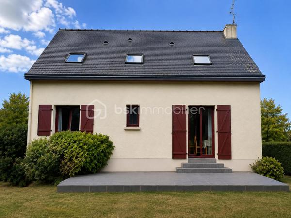 VALÉRIE CAPLOT, Votre Alliée Locale en IMMObilier, vous présente en EXCLUSIVITÉ :
À Acigné, découvrez cette maison de 108 m² particulièrement pratique pour toute la famille.

📍Écoles maternelle et primaire à seulement 250 m, bus à quelques pas avec liaison vers Cesson-Sévigné, Atalante et Beaulieu, commerces, équipements de loisirs et bords de Vilaine à proximité : ici, le quotidien s’organise facilement, tout en gardant la nature à portée de main. 
Un emplacement qui favorise aussi l’autonomie des enfants au fil des années.

Au rez-de-chaussée : séjour lumineux avec insert bois, cuisine indépendante, chambre permettant une vie de plain-pied, salle de bains et WC séparés.
À l’étage : trois chambres dont une une chambre d’enfant de 9.85 m² au sol. Ce niveau est complété par une pièce supplémentaire de 7,56 m² au sol actuellement utilisé comme rangement-buanderie mais elle pourrait devenir un bureau ou une chambre d'amis. Située au-dessus de la salle de bains du rez-de-chaussée, elle laisse également envisager la création d’une seconde pièce d’eau.
Au sous-sol : plus de 72 m² avec garage, atelier, buanderie et rangements.
À l’extérieur : une grande terrasse carrelée et un jardin facile d’entretien, sur un terrain de 393 m².

Les menuiseries, la porte d’entrée et les volets roulants motorisés ont été remplacés en 2017.
La fibre est installée : un véritable atout pour télétravailler, regarder vos programmes préférés ou profiter pleinement de vos jeux vidéo.

Une maison fonctionnelle et évolutive, où l’on profite à la fois des écoles à pied, des déplacements facilités vers la métropole rennaise et des balades au bord de la Vilaine.

Une question ou l’envie de programmer une visite ? Contactez-moi directement pour venir la découvrir.