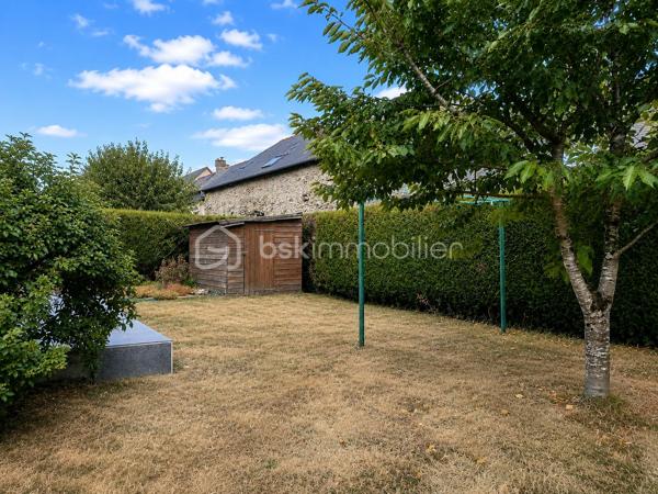 VALÉRIE CAPLOT, Votre Alliée Locale en IMMObilier, vous présente en EXCLUSIVITÉ :
À Acigné, découvrez cette maison de 108 m² particulièrement pratique pour toute la famille.

📍Écoles maternelle et primaire à seulement 250 m, bus à quelques pas avec liaison vers Cesson-Sévigné, Atalante et Beaulieu, commerces, équipements de loisirs et bords de Vilaine à proximité : ici, le quotidien s’organise facilement, tout en gardant la nature à portée de main. 
Un emplacement qui favorise aussi l’autonomie des enfants au fil des années.

Au rez-de-chaussée : séjour lumineux avec insert bois, cuisine indépendante, chambre permettant une vie de plain-pied, salle de bains et WC séparés.
À l’étage : trois chambres dont une une chambre d’enfant de 9.85 m² au sol. Ce niveau est complété par une pièce supplémentaire de 7,56 m² au sol actuellement utilisé comme rangement-buanderie mais elle pourrait devenir un bureau ou une chambre d'amis. Située au-dessus de la salle de bains du rez-de-chaussée, elle laisse également envisager la création d’une seconde pièce d’eau.
Au sous-sol : plus de 72 m² avec garage, atelier, buanderie et rangements.
À l’extérieur : une grande terrasse carrelée et un jardin facile d’entretien, sur un terrain de 393 m².

Les menuiseries, la porte d’entrée et les volets roulants motorisés ont été remplacés en 2017.
La fibre est installée : un véritable atout pour télétravailler, regarder vos programmes préférés ou profiter pleinement de vos jeux vidéo.

Une maison fonctionnelle et évolutive, où l’on profite à la fois des écoles à pied, des déplacements facilités vers la métropole rennaise et des balades au bord de la Vilaine.

Une question ou l’envie de programmer une visite ? Contactez-moi directement pour venir la découvrir.
