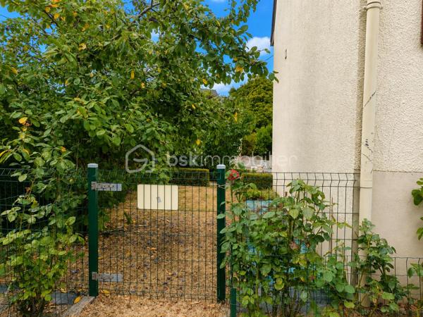 VALÉRIE CAPLOT, Votre Alliée Locale en IMMObilier, vous présente en EXCLUSIVITÉ :
À Acigné, découvrez cette maison de 108 m² particulièrement pratique pour toute la famille.

📍Écoles maternelle et primaire à seulement 250 m, bus à quelques pas avec liaison vers Cesson-Sévigné, Atalante et Beaulieu, commerces, équipements de loisirs et bords de Vilaine à proximité : ici, le quotidien s’organise facilement, tout en gardant la nature à portée de main. 
Un emplacement qui favorise aussi l’autonomie des enfants au fil des années.

Au rez-de-chaussée : séjour lumineux avec insert bois, cuisine indépendante, chambre permettant une vie de plain-pied, salle de bains et WC séparés.
À l’étage : trois chambres dont une une chambre d’enfant de 9.85 m² au sol. Ce niveau est complété par une pièce supplémentaire de 7,56 m² au sol actuellement utilisé comme rangement-buanderie mais elle pourrait devenir un bureau ou une chambre d'amis. Située au-dessus de la salle de bains du rez-de-chaussée, elle laisse également envisager la création d’une seconde pièce d’eau.
Au sous-sol : plus de 72 m² avec garage, atelier, buanderie et rangements.
À l’extérieur : une grande terrasse carrelée et un jardin facile d’entretien, sur un terrain de 393 m².

Les menuiseries, la porte d’entrée et les volets roulants motorisés ont été remplacés en 2017.
La fibre est installée : un véritable atout pour télétravailler, regarder vos programmes préférés ou profiter pleinement de vos jeux vidéo.

Une maison fonctionnelle et évolutive, où l’on profite à la fois des écoles à pied, des déplacements facilités vers la métropole rennaise et des balades au bord de la Vilaine.

Une question ou l’envie de programmer une visite ? Contactez-moi directement pour venir la découvrir.