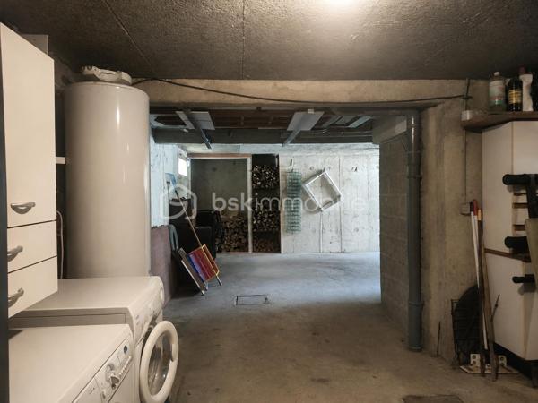 VALÉRIE CAPLOT, Votre Alliée Locale en IMMObilier, vous présente en EXCLUSIVITÉ :
À Acigné, découvrez cette maison de 108 m² particulièrement pratique pour toute la famille.

📍Écoles maternelle et primaire à seulement 250 m, bus à quelques pas avec liaison vers Cesson-Sévigné, Atalante et Beaulieu, commerces, équipements de loisirs et bords de Vilaine à proximité : ici, le quotidien s’organise facilement, tout en gardant la nature à portée de main. 
Un emplacement qui favorise aussi l’autonomie des enfants au fil des années.

Au rez-de-chaussée : séjour lumineux avec insert bois, cuisine indépendante, chambre permettant une vie de plain-pied, salle de bains et WC séparés.
À l’étage : trois chambres dont une une chambre d’enfant de 9.85 m² au sol. Ce niveau est complété par une pièce supplémentaire de 7,56 m² au sol actuellement utilisé comme rangement-buanderie mais elle pourrait devenir un bureau ou une chambre d'amis. Située au-dessus de la salle de bains du rez-de-chaussée, elle laisse également envisager la création d’une seconde pièce d’eau.
Au sous-sol : plus de 72 m² avec garage, atelier, buanderie et rangements.
À l’extérieur : une grande terrasse carrelée et un jardin facile d’entretien, sur un terrain de 393 m².

Les menuiseries, la porte d’entrée et les volets roulants motorisés ont été remplacés en 2017.
La fibre est installée : un véritable atout pour télétravailler, regarder vos programmes préférés ou profiter pleinement de vos jeux vidéo.

Une maison fonctionnelle et évolutive, où l’on profite à la fois des écoles à pied, des déplacements facilités vers la métropole rennaise et des balades au bord de la Vilaine.

Une question ou l’envie de programmer une visite ? Contactez-moi directement pour venir la découvrir.
