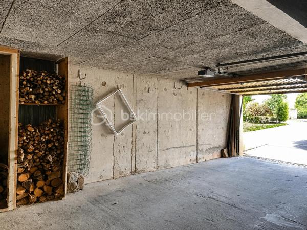 VALÉRIE CAPLOT, Votre Alliée Locale en IMMObilier, vous présente en EXCLUSIVITÉ :
À Acigné, découvrez cette maison de 108 m² particulièrement pratique pour toute la famille.

📍Écoles maternelle et primaire à seulement 250 m, bus à quelques pas avec liaison vers Cesson-Sévigné, Atalante et Beaulieu, commerces, équipements de loisirs et bords de Vilaine à proximité : ici, le quotidien s’organise facilement, tout en gardant la nature à portée de main. 
Un emplacement qui favorise aussi l’autonomie des enfants au fil des années.

Au rez-de-chaussée : séjour lumineux avec insert bois, cuisine indépendante, chambre permettant une vie de plain-pied, salle de bains et WC séparés.
À l’étage : trois chambres dont une une chambre d’enfant de 9.85 m² au sol. Ce niveau est complété par une pièce supplémentaire de 7,56 m² au sol actuellement utilisé comme rangement-buanderie mais elle pourrait devenir un bureau ou une chambre d'amis. Située au-dessus de la salle de bains du rez-de-chaussée, elle laisse également envisager la création d’une seconde pièce d’eau.
Au sous-sol : plus de 72 m² avec garage, atelier, buanderie et rangements.
À l’extérieur : une grande terrasse carrelée et un jardin facile d’entretien, sur un terrain de 393 m².

Les menuiseries, la porte d’entrée et les volets roulants motorisés ont été remplacés en 2017.
La fibre est installée : un véritable atout pour télétravailler, regarder vos programmes préférés ou profiter pleinement de vos jeux vidéo.

Une maison fonctionnelle et évolutive, où l’on profite à la fois des écoles à pied, des déplacements facilités vers la métropole rennaise et des balades au bord de la Vilaine.

Une question ou l’envie de programmer une visite ? Contactez-moi directement pour venir la découvrir.