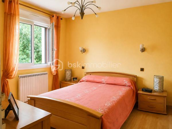 VALÉRIE CAPLOT, Votre Alliée Locale en IMMObilier, vous présente en EXCLUSIVITÉ :
À Acigné, découvrez cette maison de 108 m² particulièrement pratique pour toute la famille.

📍Écoles maternelle et primaire à seulement 250 m, bus à quelques pas avec liaison vers Cesson-Sévigné, Atalante et Beaulieu, commerces, équipements de loisirs et bords de Vilaine à proximité : ici, le quotidien s’organise facilement, tout en gardant la nature à portée de main. 
Un emplacement qui favorise aussi l’autonomie des enfants au fil des années.

Au rez-de-chaussée : séjour lumineux avec insert bois, cuisine indépendante, chambre permettant une vie de plain-pied, salle de bains et WC séparés.
À l’étage : trois chambres dont une une chambre d’enfant de 9.85 m² au sol. Ce niveau est complété par une pièce supplémentaire de 7,56 m² au sol actuellement utilisé comme rangement-buanderie mais elle pourrait devenir un bureau ou une chambre d'amis. Située au-dessus de la salle de bains du rez-de-chaussée, elle laisse également envisager la création d’une seconde pièce d’eau.
Au sous-sol : plus de 72 m² avec garage, atelier, buanderie et rangements.
À l’extérieur : une grande terrasse carrelée et un jardin facile d’entretien, sur un terrain de 393 m².

Les menuiseries, la porte d’entrée et les volets roulants motorisés ont été remplacés en 2017.
La fibre est installée : un véritable atout pour télétravailler, regarder vos programmes préférés ou profiter pleinement de vos jeux vidéo.

Une maison fonctionnelle et évolutive, où l’on profite à la fois des écoles à pied, des déplacements facilités vers la métropole rennaise et des balades au bord de la Vilaine.

Une question ou l’envie de programmer une visite ? Contactez-moi directement pour venir la découvrir.
