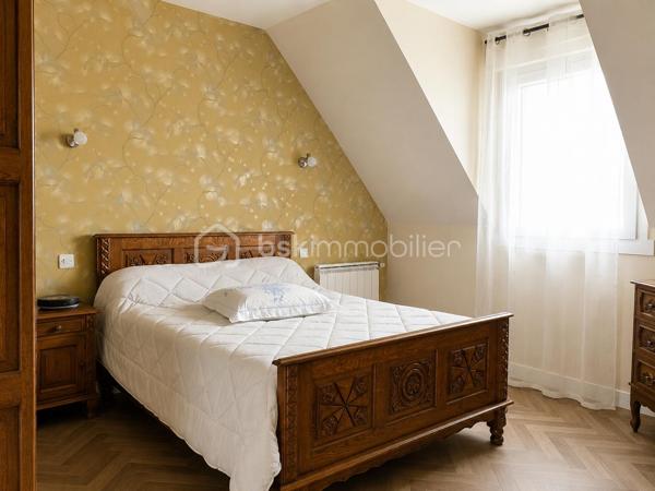 VALÉRIE CAPLOT, Votre Alliée Locale en IMMObilier, vous présente en EXCLUSIVITÉ :
À Acigné, découvrez cette maison de 108 m² particulièrement pratique pour toute la famille.

📍Écoles maternelle et primaire à seulement 250 m, bus à quelques pas avec liaison vers Cesson-Sévigné, Atalante et Beaulieu, commerces, équipements de loisirs et bords de Vilaine à proximité : ici, le quotidien s’organise facilement, tout en gardant la nature à portée de main. 
Un emplacement qui favorise aussi l’autonomie des enfants au fil des années.

Au rez-de-chaussée : séjour lumineux avec insert bois, cuisine indépendante, chambre permettant une vie de plain-pied, salle de bains et WC séparés.
À l’étage : trois chambres dont une une chambre d’enfant de 9.85 m² au sol. Ce niveau est complété par une pièce supplémentaire de 7,56 m² au sol actuellement utilisé comme rangement-buanderie mais elle pourrait devenir un bureau ou une chambre d'amis. Située au-dessus de la salle de bains du rez-de-chaussée, elle laisse également envisager la création d’une seconde pièce d’eau.
Au sous-sol : plus de 72 m² avec garage, atelier, buanderie et rangements.
À l’extérieur : une grande terrasse carrelée et un jardin facile d’entretien, sur un terrain de 393 m².

Les menuiseries, la porte d’entrée et les volets roulants motorisés ont été remplacés en 2017.
La fibre est installée : un véritable atout pour télétravailler, regarder vos programmes préférés ou profiter pleinement de vos jeux vidéo.

Une maison fonctionnelle et évolutive, où l’on profite à la fois des écoles à pied, des déplacements facilités vers la métropole rennaise et des balades au bord de la Vilaine.

Une question ou l’envie de programmer une visite ? Contactez-moi directement pour venir la découvrir.