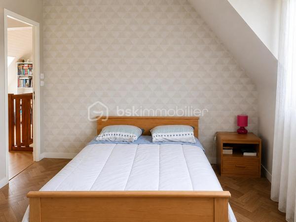 VALÉRIE CAPLOT, Votre Alliée Locale en IMMObilier, vous présente en EXCLUSIVITÉ :
À Acigné, découvrez cette maison de 108 m² particulièrement pratique pour toute la famille.

📍Écoles maternelle et primaire à seulement 250 m, bus à quelques pas avec liaison vers Cesson-Sévigné, Atalante et Beaulieu, commerces, équipements de loisirs et bords de Vilaine à proximité : ici, le quotidien s’organise facilement, tout en gardant la nature à portée de main. 
Un emplacement qui favorise aussi l’autonomie des enfants au fil des années.

Au rez-de-chaussée : séjour lumineux avec insert bois, cuisine indépendante, chambre permettant une vie de plain-pied, salle de bains et WC séparés.
À l’étage : trois chambres dont une une chambre d’enfant de 9.85 m² au sol. Ce niveau est complété par une pièce supplémentaire de 7,56 m² au sol actuellement utilisé comme rangement-buanderie mais elle pourrait devenir un bureau ou une chambre d'amis. Située au-dessus de la salle de bains du rez-de-chaussée, elle laisse également envisager la création d’une seconde pièce d’eau.
Au sous-sol : plus de 72 m² avec garage, atelier, buanderie et rangements.
À l’extérieur : une grande terrasse carrelée et un jardin facile d’entretien, sur un terrain de 393 m².

Les menuiseries, la porte d’entrée et les volets roulants motorisés ont été remplacés en 2017.
La fibre est installée : un véritable atout pour télétravailler, regarder vos programmes préférés ou profiter pleinement de vos jeux vidéo.

Une maison fonctionnelle et évolutive, où l’on profite à la fois des écoles à pied, des déplacements facilités vers la métropole rennaise et des balades au bord de la Vilaine.

Une question ou l’envie de programmer une visite ? Contactez-moi directement pour venir la découvrir.