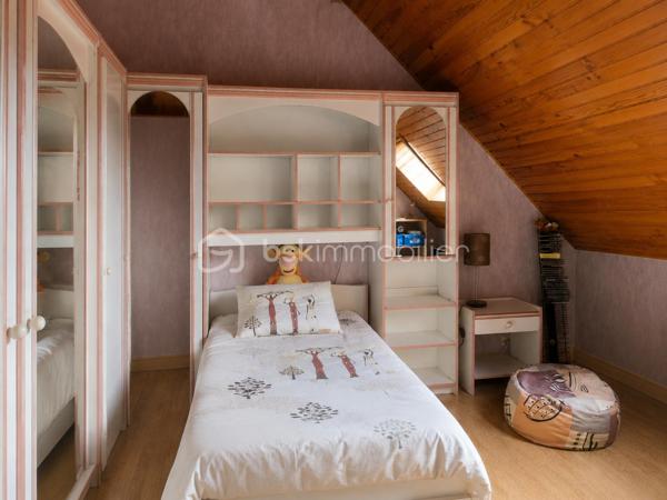 VALÉRIE CAPLOT, Votre Alliée Locale en IMMObilier, vous présente en EXCLUSIVITÉ :
À Acigné, découvrez cette maison de 108 m² particulièrement pratique pour toute la famille.

📍Écoles maternelle et primaire à seulement 250 m, bus à quelques pas avec liaison vers Cesson-Sévigné, Atalante et Beaulieu, commerces, équipements de loisirs et bords de Vilaine à proximité : ici, le quotidien s’organise facilement, tout en gardant la nature à portée de main. 
Un emplacement qui favorise aussi l’autonomie des enfants au fil des années.

Au rez-de-chaussée : séjour lumineux avec insert bois, cuisine indépendante, chambre permettant une vie de plain-pied, salle de bains et WC séparés.
À l’étage : trois chambres dont une une chambre d’enfant de 9.85 m² au sol. Ce niveau est complété par une pièce supplémentaire de 7,56 m² au sol actuellement utilisé comme rangement-buanderie mais elle pourrait devenir un bureau ou une chambre d'amis. Située au-dessus de la salle de bains du rez-de-chaussée, elle laisse également envisager la création d’une seconde pièce d’eau.
Au sous-sol : plus de 72 m² avec garage, atelier, buanderie et rangements.
À l’extérieur : une grande terrasse carrelée et un jardin facile d’entretien, sur un terrain de 393 m².

Les menuiseries, la porte d’entrée et les volets roulants motorisés ont été remplacés en 2017.
La fibre est installée : un véritable atout pour télétravailler, regarder vos programmes préférés ou profiter pleinement de vos jeux vidéo.

Une maison fonctionnelle et évolutive, où l’on profite à la fois des écoles à pied, des déplacements facilités vers la métropole rennaise et des balades au bord de la Vilaine.

Une question ou l’envie de programmer une visite ? Contactez-moi directement pour venir la découvrir.