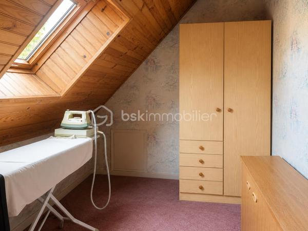 VALÉRIE CAPLOT, Votre Alliée Locale en IMMObilier, vous présente en EXCLUSIVITÉ :
À Acigné, découvrez cette maison de 108 m² particulièrement pratique pour toute la famille.

📍Écoles maternelle et primaire à seulement 250 m, bus à quelques pas avec liaison vers Cesson-Sévigné, Atalante et Beaulieu, commerces, équipements de loisirs et bords de Vilaine à proximité : ici, le quotidien s’organise facilement, tout en gardant la nature à portée de main. 
Un emplacement qui favorise aussi l’autonomie des enfants au fil des années.

Au rez-de-chaussée : séjour lumineux avec insert bois, cuisine indépendante, chambre permettant une vie de plain-pied, salle de bains et WC séparés.
À l’étage : trois chambres dont une une chambre d’enfant de 9.85 m² au sol. Ce niveau est complété par une pièce supplémentaire de 7,56 m² au sol actuellement utilisé comme rangement-buanderie mais elle pourrait devenir un bureau ou une chambre d'amis. Située au-dessus de la salle de bains du rez-de-chaussée, elle laisse également envisager la création d’une seconde pièce d’eau.
Au sous-sol : plus de 72 m² avec garage, atelier, buanderie et rangements.
À l’extérieur : une grande terrasse carrelée et un jardin facile d’entretien, sur un terrain de 393 m².

Les menuiseries, la porte d’entrée et les volets roulants motorisés ont été remplacés en 2017.
La fibre est installée : un véritable atout pour télétravailler, regarder vos programmes préférés ou profiter pleinement de vos jeux vidéo.

Une maison fonctionnelle et évolutive, où l’on profite à la fois des écoles à pied, des déplacements facilités vers la métropole rennaise et des balades au bord de la Vilaine.

Une question ou l’envie de programmer une visite ? Contactez-moi directement pour venir la découvrir.