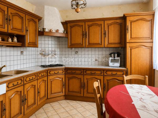 VALÉRIE CAPLOT, Votre Alliée Locale en IMMObilier, vous présente en EXCLUSIVITÉ :
À Acigné, découvrez cette maison de 108 m² particulièrement pratique pour toute la famille.

📍Écoles maternelle et primaire à seulement 250 m, bus à quelques pas avec liaison vers Cesson-Sévigné, Atalante et Beaulieu, commerces, équipements de loisirs et bords de Vilaine à proximité : ici, le quotidien s’organise facilement, tout en gardant la nature à portée de main. 
Un emplacement qui favorise aussi l’autonomie des enfants au fil des années.

Au rez-de-chaussée : séjour lumineux avec insert bois, cuisine indépendante, chambre permettant une vie de plain-pied, salle de bains et WC séparés.
À l’étage : trois chambres dont une une chambre d’enfant de 9.85 m² au sol. Ce niveau est complété par une pièce supplémentaire de 7,56 m² au sol actuellement utilisé comme rangement-buanderie mais elle pourrait devenir un bureau ou une chambre d'amis. Située au-dessus de la salle de bains du rez-de-chaussée, elle laisse également envisager la création d’une seconde pièce d’eau.
Au sous-sol : plus de 72 m² avec garage, atelier, buanderie et rangements.
À l’extérieur : une grande terrasse carrelée et un jardin facile d’entretien, sur un terrain de 393 m².

Les menuiseries, la porte d’entrée et les volets roulants motorisés ont été remplacés en 2017.
La fibre est installée : un véritable atout pour télétravailler, regarder vos programmes préférés ou profiter pleinement de vos jeux vidéo.

Une maison fonctionnelle et évolutive, où l’on profite à la fois des écoles à pied, des déplacements facilités vers la métropole rennaise et des balades au bord de la Vilaine.

Une question ou l’envie de programmer une visite ? Contactez-moi directement pour venir la découvrir.