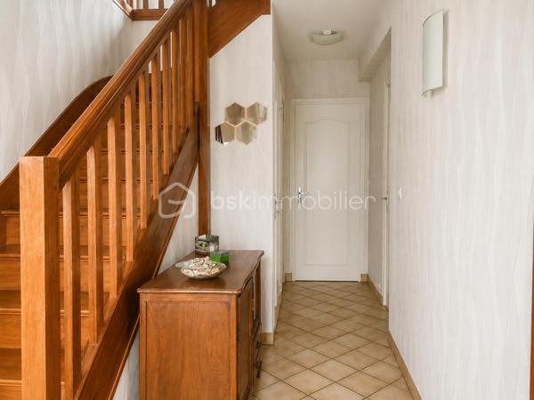 VALÉRIE CAPLOT, Votre Alliée Locale en IMMObilier, vous présente en EXCLUSIVITÉ :
À Acigné, découvrez cette maison de 108 m² particulièrement pratique pour toute la famille.

📍Écoles maternelle et primaire à seulement 250 m, bus à quelques pas avec liaison vers Cesson-Sévigné, Atalante et Beaulieu, commerces, équipements de loisirs et bords de Vilaine à proximité : ici, le quotidien s’organise facilement, tout en gardant la nature à portée de main. 
Un emplacement qui favorise aussi l’autonomie des enfants au fil des années.

Au rez-de-chaussée : séjour lumineux avec insert bois, cuisine indépendante, chambre permettant une vie de plain-pied, salle de bains et WC séparés.
À l’étage : trois chambres dont une une chambre d’enfant de 9.85 m² au sol. Ce niveau est complété par une pièce supplémentaire de 7,56 m² au sol actuellement utilisé comme rangement-buanderie mais elle pourrait devenir un bureau ou une chambre d'amis. Située au-dessus de la salle de bains du rez-de-chaussée, elle laisse également envisager la création d’une seconde pièce d’eau.
Au sous-sol : plus de 72 m² avec garage, atelier, buanderie et rangements.
À l’extérieur : une grande terrasse carrelée et un jardin facile d’entretien, sur un terrain de 393 m².

Les menuiseries, la porte d’entrée et les volets roulants motorisés ont été remplacés en 2017.
La fibre est installée : un véritable atout pour télétravailler, regarder vos programmes préférés ou profiter pleinement de vos jeux vidéo.

Une maison fonctionnelle et évolutive, où l’on profite à la fois des écoles à pied, des déplacements facilités vers la métropole rennaise et des balades au bord de la Vilaine.

Une question ou l’envie de programmer une visite ? Contactez-moi directement pour venir la découvrir.