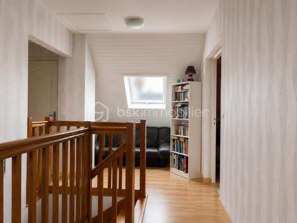 VALÉRIE CAPLOT, Votre Alliée Locale en IMMObilier, vous présente en EXCLUSIVITÉ :
À Acigné, découvrez cette maison de 108 m² particulièrement pratique pour toute la famille.

📍Écoles maternelle et primaire à seulement 250 m, bus à quelques pas avec liaison vers Cesson-Sévigné, Atalante et Beaulieu, commerces, équipements de loisirs et bords de Vilaine à proximité : ici, le quotidien s’organise facilement, tout en gardant la nature à portée de main. 
Un emplacement qui favorise aussi l’autonomie des enfants au fil des années.

Au rez-de-chaussée : séjour lumineux avec insert bois, cuisine indépendante, chambre permettant une vie de plain-pied, salle de bains et WC séparés.
À l’étage : trois chambres dont une une chambre d’enfant de 9.85 m² au sol. Ce niveau est complété par une pièce supplémentaire de 7,56 m² au sol actuellement utilisé comme rangement-buanderie mais elle pourrait devenir un bureau ou une chambre d'amis. Située au-dessus de la salle de bains du rez-de-chaussée, elle laisse également envisager la création d’une seconde pièce d’eau.
Au sous-sol : plus de 72 m² avec garage, atelier, buanderie et rangements.
À l’extérieur : une grande terrasse carrelée et un jardin facile d’entretien, sur un terrain de 393 m².

Les menuiseries, la porte d’entrée et les volets roulants motorisés ont été remplacés en 2017.
La fibre est installée : un véritable atout pour télétravailler, regarder vos programmes préférés ou profiter pleinement de vos jeux vidéo.

Une maison fonctionnelle et évolutive, où l’on profite à la fois des écoles à pied, des déplacements facilités vers la métropole rennaise et des balades au bord de la Vilaine.

Une question ou l’envie de programmer une visite ? Contactez-moi directement pour venir la découvrir.