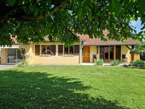 À 5 minutes de La Tour-du-Pin, sur les hauteurs et dans un environnement calme, découvrez cette maison de plain-pied offrant de beaux volumes et un cadre de vie agréable.

Elle se compose de 5 chambres, d’une belle pièce de vie lumineuse avec cuisine ouverte, d’une salle de bains ainsi que d’un WC indépendant.

Implantée sur un terrain de 936 m² entièrement clos et arboré, elle bénéficie d’un extérieur agréable, idéal pour profiter des beaux jours en toute tranquillité.

Le ramassage scolaire se situe à seulement 5 minutes à pied.Proche de toutes commodités.

Côté confort, le chauffage est assuré par un poêle à granulés complété par des radiateurs électriques.