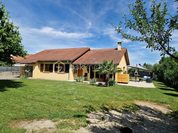À 5 minutes de La Tour-du-Pin, sur les hauteurs et dans un environnement calme, découvrez cette maison de plain-pied offrant de beaux volumes et un cadre de vie agréable.

Elle se compose de 5 chambres, d’une belle pièce de vie lumineuse avec cuisine ouverte, d’une salle de bains ainsi que d’un WC indépendant.

Implantée sur un terrain de 936 m² entièrement clos et arboré, elle bénéficie d’un extérieur agréable, idéal pour profiter des beaux jours en toute tranquillité.

Le ramassage scolaire se situe à seulement 5 minutes à pied.Proche de toutes commodités.

Côté confort, le chauffage est assuré par un poêle à granulés complété par des radiateurs électriques.