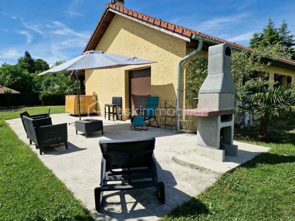 À 5 minutes de La Tour-du-Pin, sur les hauteurs et dans un environnement calme, découvrez cette maison de plain-pied offrant de beaux volumes et un cadre de vie agréable.

Elle se compose de 5 chambres, d’une belle pièce de vie lumineuse avec cuisine ouverte, d’une salle de bains ainsi que d’un WC indépendant.

Implantée sur un terrain de 936 m² entièrement clos et arboré, elle bénéficie d’un extérieur agréable, idéal pour profiter des beaux jours en toute tranquillité.

Le ramassage scolaire se situe à seulement 5 minutes à pied.Proche de toutes commodités.

Côté confort, le chauffage est assuré par un poêle à granulés complété par des radiateurs électriques.