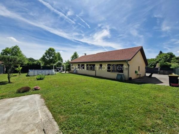 À 5 minutes de La Tour-du-Pin, sur les hauteurs et dans un environnement calme, découvrez cette maison de plain-pied offrant de beaux volumes et un cadre de vie agréable.

Elle se compose de 5 chambres, d’une belle pièce de vie lumineuse avec cuisine ouverte, d’une salle de bains ainsi que d’un WC indépendant.

Implantée sur un terrain de 936 m² entièrement clos et arboré, elle bénéficie d’un extérieur agréable, idéal pour profiter des beaux jours en toute tranquillité.

Le ramassage scolaire se situe à seulement 5 minutes à pied.Proche de toutes commodités.

Côté confort, le chauffage est assuré par un poêle à granulés complété par des radiateurs électriques.
