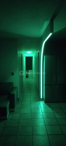 À 5 minutes de La Tour-du-Pin, sur les hauteurs et dans un environnement calme, découvrez cette maison de plain-pied offrant de beaux volumes et un cadre de vie agréable.

Elle se compose de 5 chambres, d’une belle pièce de vie lumineuse avec cuisine ouverte, d’une salle de bains ainsi que d’un WC indépendant.

Implantée sur un terrain de 936 m² entièrement clos et arboré, elle bénéficie d’un extérieur agréable, idéal pour profiter des beaux jours en toute tranquillité.

Le ramassage scolaire se situe à seulement 5 minutes à pied.Proche de toutes commodités.

Côté confort, le chauffage est assuré par un poêle à granulés complété par des radiateurs électriques.