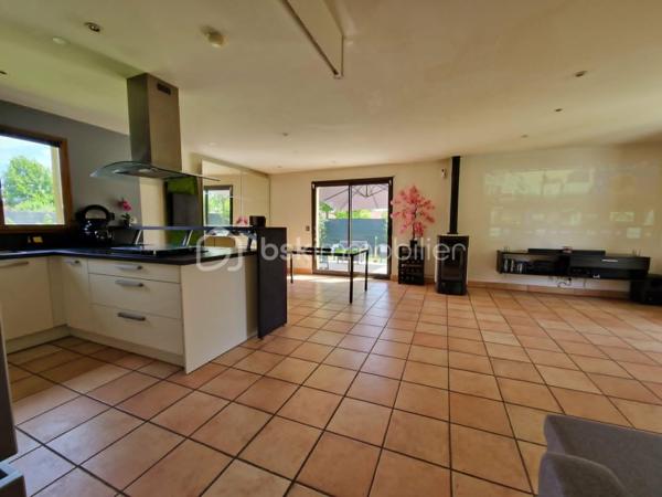 À 5 minutes de La Tour-du-Pin, sur les hauteurs et dans un environnement calme, découvrez cette maison de plain-pied offrant de beaux volumes et un cadre de vie agréable.

Elle se compose de 5 chambres, d’une belle pièce de vie lumineuse avec cuisine ouverte, d’une salle de bains ainsi que d’un WC indépendant.

Implantée sur un terrain de 936 m² entièrement clos et arboré, elle bénéficie d’un extérieur agréable, idéal pour profiter des beaux jours en toute tranquillité.

Le ramassage scolaire se situe à seulement 5 minutes à pied.Proche de toutes commodités.

Côté confort, le chauffage est assuré par un poêle à granulés complété par des radiateurs électriques.