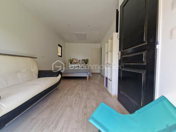 À 5 minutes de La Tour-du-Pin, sur les hauteurs et dans un environnement calme, découvrez cette maison de plain-pied offrant de beaux volumes et un cadre de vie agréable.

Elle se compose de 5 chambres, d’une belle pièce de vie lumineuse avec cuisine ouverte, d’une salle de bains ainsi que d’un WC indépendant.

Implantée sur un terrain de 936 m² entièrement clos et arboré, elle bénéficie d’un extérieur agréable, idéal pour profiter des beaux jours en toute tranquillité.

Le ramassage scolaire se situe à seulement 5 minutes à pied.Proche de toutes commodités.

Côté confort, le chauffage est assuré par un poêle à granulés complété par des radiateurs électriques.