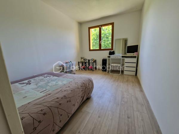 À 5 minutes de La Tour-du-Pin, sur les hauteurs et dans un environnement calme, découvrez cette maison de plain-pied offrant de beaux volumes et un cadre de vie agréable.

Elle se compose de 5 chambres, d’une belle pièce de vie lumineuse avec cuisine ouverte, d’une salle de bains ainsi que d’un WC indépendant.

Implantée sur un terrain de 936 m² entièrement clos et arboré, elle bénéficie d’un extérieur agréable, idéal pour profiter des beaux jours en toute tranquillité.

Le ramassage scolaire se situe à seulement 5 minutes à pied.Proche de toutes commodités.

Côté confort, le chauffage est assuré par un poêle à granulés complété par des radiateurs électriques.