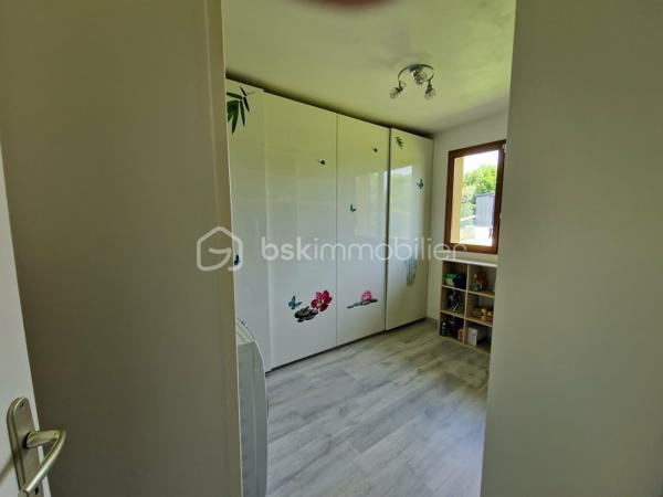 À 5 minutes de La Tour-du-Pin, sur les hauteurs et dans un environnement calme, découvrez cette maison de plain-pied offrant de beaux volumes et un cadre de vie agréable.

Elle se compose de 5 chambres, d’une belle pièce de vie lumineuse avec cuisine ouverte, d’une salle de bains ainsi que d’un WC indépendant.

Implantée sur un terrain de 936 m² entièrement clos et arboré, elle bénéficie d’un extérieur agréable, idéal pour profiter des beaux jours en toute tranquillité.

Le ramassage scolaire se situe à seulement 5 minutes à pied.Proche de toutes commodités.

Côté confort, le chauffage est assuré par un poêle à granulés complété par des radiateurs électriques.