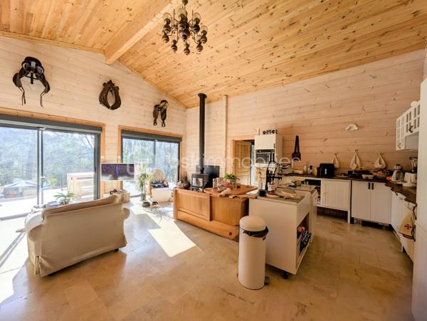 Je vous invite à découvrir cette maison individuelle de plain-pied construite en 2022, située à seulement 5 minutes du centre de Salernes, au cœur d’un environnement naturel préservé au calme absolu sans vis-à-vis, sur un terrain en restanques d’environ 6 000 m².

Espace de vie
Pièce principale d’environ 40 m², avec séjour cathédrale et cuisine ouverte
Exposition plein Sud
Deux grandes baies vitrées offrant une belle ouverture sur l’extérieur
Cellier de 10 m² avec WC invité

Espace nuit
Trois chambres de 16 à 18 m², chacune avec son univers :
Chambre avec cabine de douche 1,40 m + WC séparé
Chambre avec baignoire îlot 1,80 m sur estrade + WC séparé
Chambre avec terrasse couverte et douche extérieure

Extérieurs & Terrain
Terrain en restanques d’environ 6 000 m², au calme, sans vis-à-vis
Stationnement libre pour plusieurs véhicules
Terrasse avec cave en sous-sol

Zone naturelle : aucun agrandissement possible
Confort & Raccordements
Climatisation + poêle à bois dans le séjour
Chauffage électrique dans les chambres
Tout-à-l’égout, eau de ville, fibre optique

À retenir
Un bien récent, lumineux, parfaitement intégré dans son environnement, idéal pour celles et ceux recherchant espace, nature et tranquillité, tout en restant à proximité immédiate du village.
Le prix reste ouvert à discussion selon proposition sérieuse.
Les visites seront organisées après échange afin de vérifier l’adéquation du bien avec votre projet ainsi que votre capacité de financement.