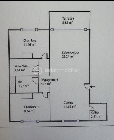 Rare sur le secteur !

Au cœur de La Garde, découvrez ce magnifique appartement traversant de 60 m² situé au 7ᵉ et dernier étage avec ascenseur, offrant une luminosité exceptionnelle tout au long de la journée et une agréable vue dégagée sur le Fort de La Garde.

Grâce à sa double exposition, cet appartement bénéficie d’une circulation naturelle de l’air et d’un ensoleillement optimal, procurant une sensation de bien-être dès l’entrée.

Vous découvrirez une belle pièce de vie ouverte composée d’un salon-séjour convivial et d’une grande cuisine américaine aménagée et équipée, parfaitement intégrée à l’espace de réception.

L’ensemble s’ouvre sur un agréable balcon où il fait bon profiter de la vue et des beaux jours.

L’espace nuit comprend deux chambres confortables, une salle de bain entièrement rénovée ainsi qu’une arrière-cuisine/buanderie particulièrement pratique au quotidien.

Les prestations :
✔ Appartement traversant
✔ 7ᵉ et dernier étage
✔ Ascenseur
✔ Grande pièce de vie lumineuse
✔ Cuisine américaine aménagée et équipée
✔ Balcon avec vue dégagée
✔ Deux chambres
✔ Salle de bain rénovée
✔ Cave
✔ Place de parking privative
✔ Aucun travaux à prévoir

Situation idéale : commerces, écoles, transports et commodités accessibles à pied en quelques minutes seulement.

Un appartement rénové avec goût, lumineux et fonctionnel, où il ne reste plus qu’à poser vos valises.

À visiter sans tarder !