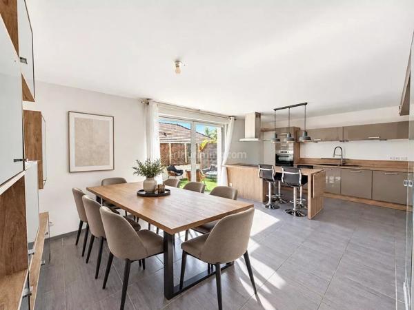 Vente                                                      Maison de village
                        
                     4 pièces                      83 m2                     à Viviers-du-Lac