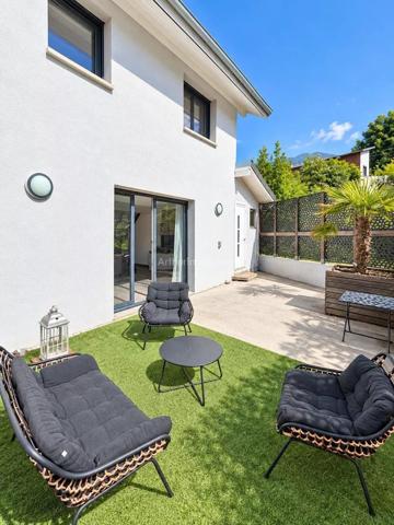 Vente                                                      Maison de village
                        
                     4 pièces                      83 m2                     à Viviers-du-Lac