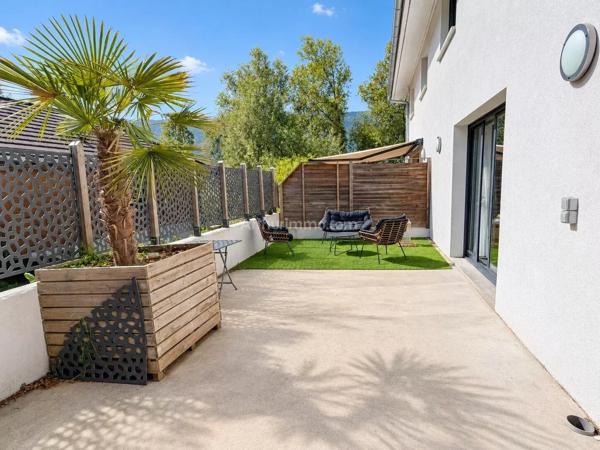 Vente                                                      Maison de village
                        
                     4 pièces                      83 m2                     à Viviers-du-Lac