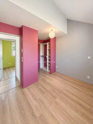 Vente                                                      Maison de village
                        
                     4 pièces                      83 m2                     à Viviers-du-Lac